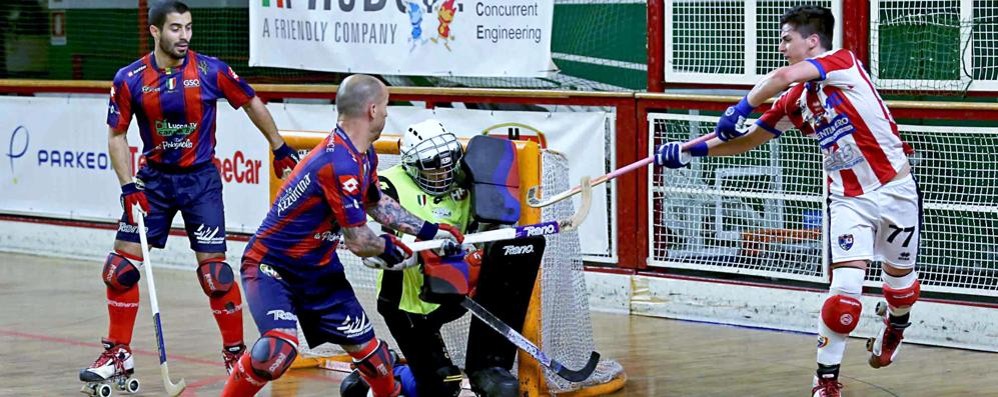 Hockey: un'azione offensiva di Francesco Compagno del Centemero Monza (foto Stefano Servidio/Hrc Monza)