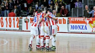 I giocatori del Centemero Monza esultano dopo un gol (foto di Stefano Servidio/Hcr Monza)