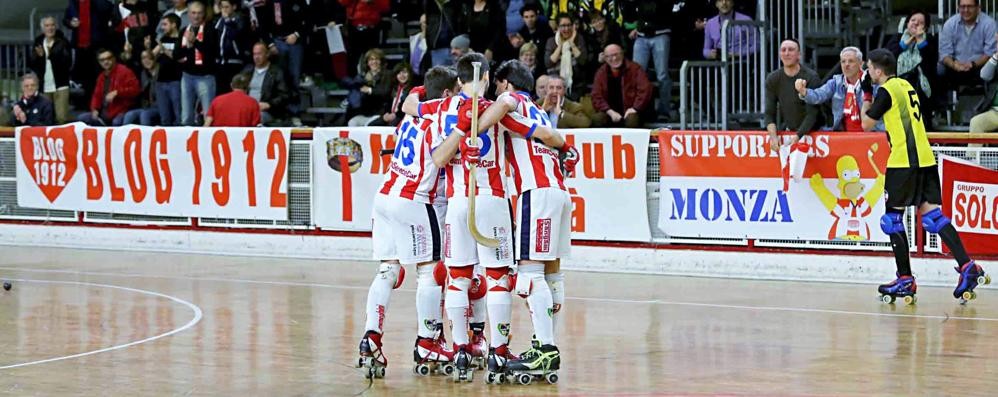 I giocatori del Centemero Monza esultano dopo un gol (foto di Stefano Servidio/Hcr Monza)