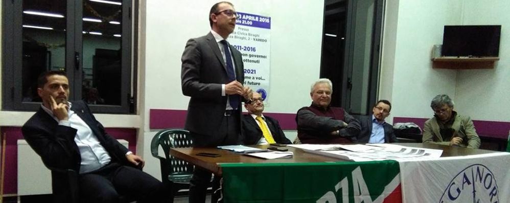 Il sindaco di Varedo Diego Marzorati, al centro, ascolta l’intervento dell’assessore Fabrizio Figini