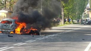 Incidente a Lesmo: l’auto in fiamme