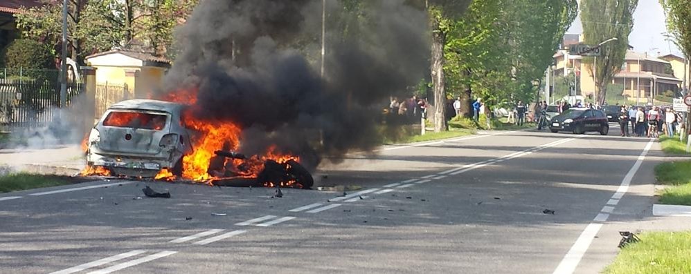 Incidente a Lesmo: l’auto in fiamme