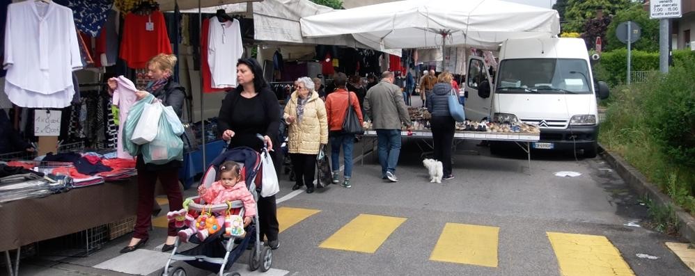 Alcune bancarelle del mercato di Cesano