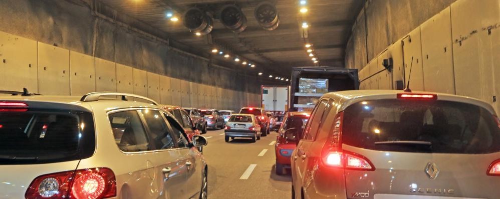 Il traffico nel tunnel di viale Lombardia