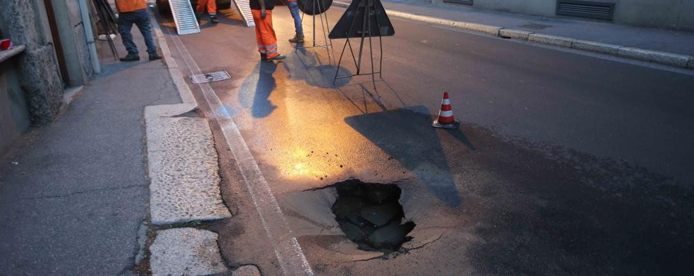 Monza, la buca stradale in via Manzoni