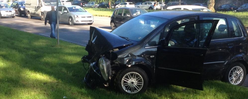 Una delle auto coinvolte nell’incidente di via Boccaccio