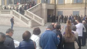 Monza - La coda di visitatori oggi, domenica, ultimo giorno alle 17.30: a mezz’ora dalla chiusura della biglietteria (Foto Radaelli)