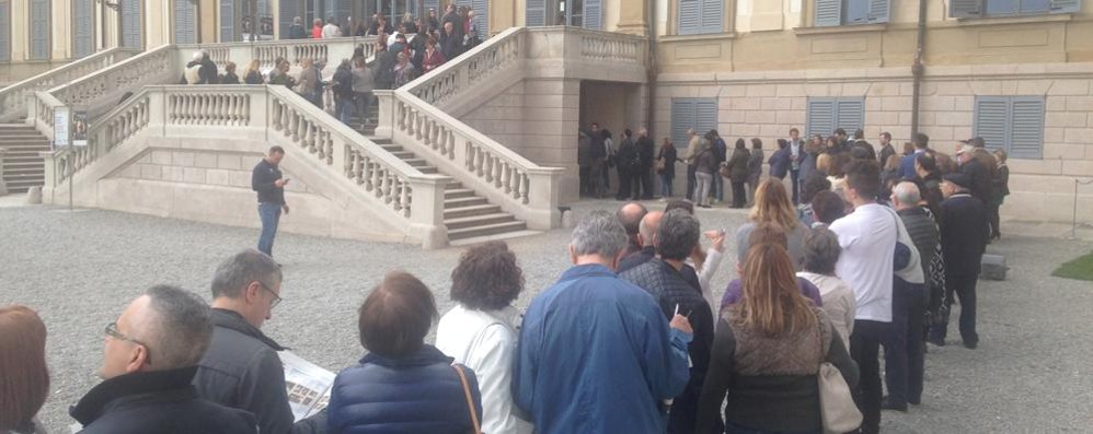 Monza - La coda di visitatori oggi, domenica, ultimo giorno alle 17.30: a mezz’ora dalla chiusura della biglietteria (Foto Radaelli)