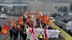 Presidio sciopero ST Agrate Brianza manifestazione scipero corteo protesta chiusura sindacati