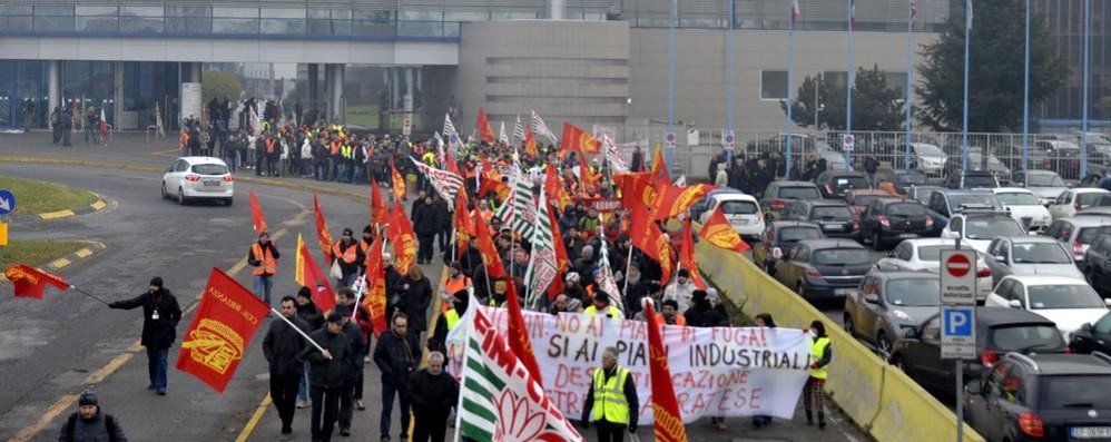 Presidio sciopero ST Agrate Brianza manifestazione scipero corteo protesta chiusura sindacati