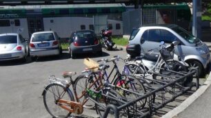 Le bici parcheggiate fuori dalla stazione di Palazzolo a Paderno Dugnano (foto Mastantuono)