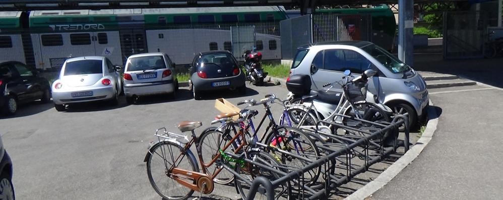 Le bici parcheggiate fuori dalla stazione di Palazzolo a Paderno Dugnano (foto Mastantuono)