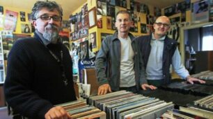 Monza, negozio di dischi Carillon: Massimo Colombo e alcuni clienti