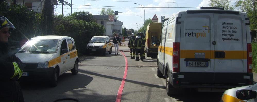 L'intervento per la fuga di gas in via Monte Sabotino a Limbiate