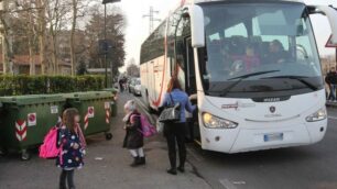 Uno scuolabus a Monza