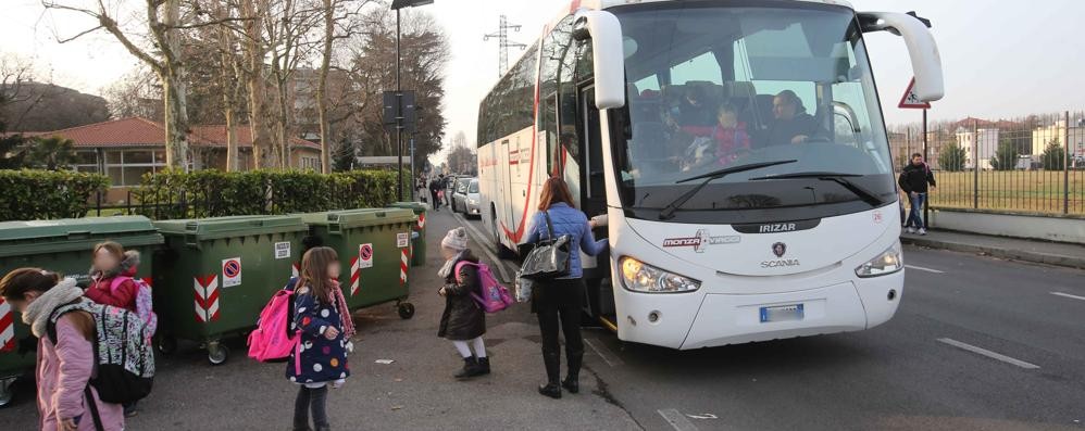 Uno scuolabus a Monza