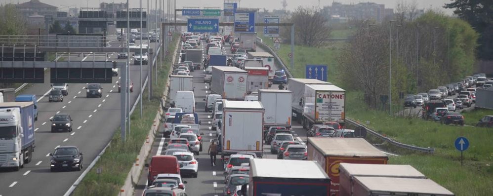 Monza, mercoledì 6 aprile: la coda in Valassina per l’incidente nel tunnel di viale Lombardia