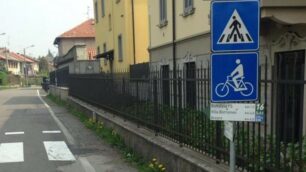 I cartelli nel tratto villasantese della ciclopedonale