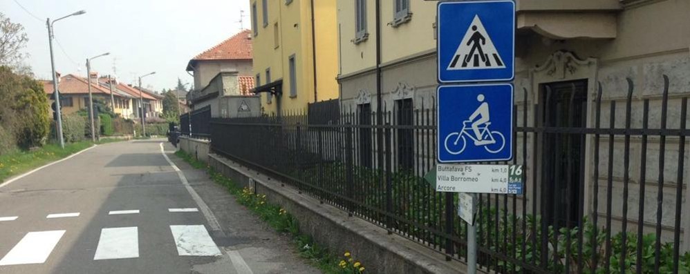 I cartelli nel tratto villasantese della ciclopedonale