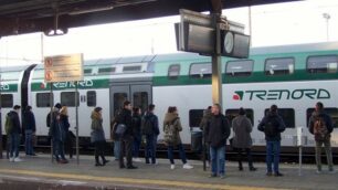 Seregno, i pendolari in stazione - foto Colzani