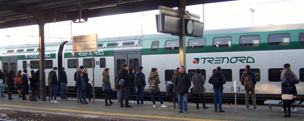 Seregno, i pendolari in stazione - foto Colzani