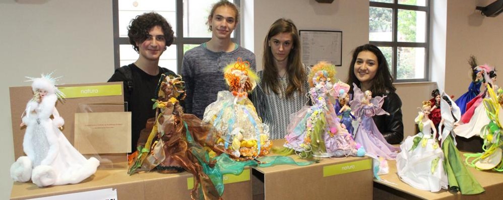 Seregno - Alcuni studenti del liceo Modigliani: sei classi hanno curato allestimento e grafica della mostra (Foto Volonterio)