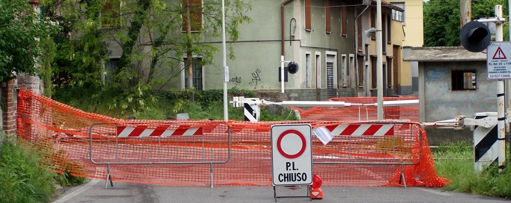 Il passaggio a livello chiuso a Seregno