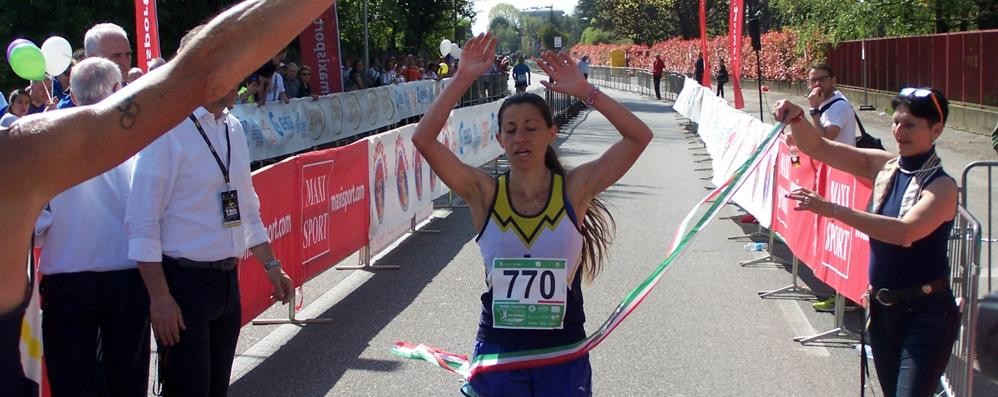 L'arrivo vincente nella 50 chilometri femminile di Paola Di Tillo, neo campionessa italiana