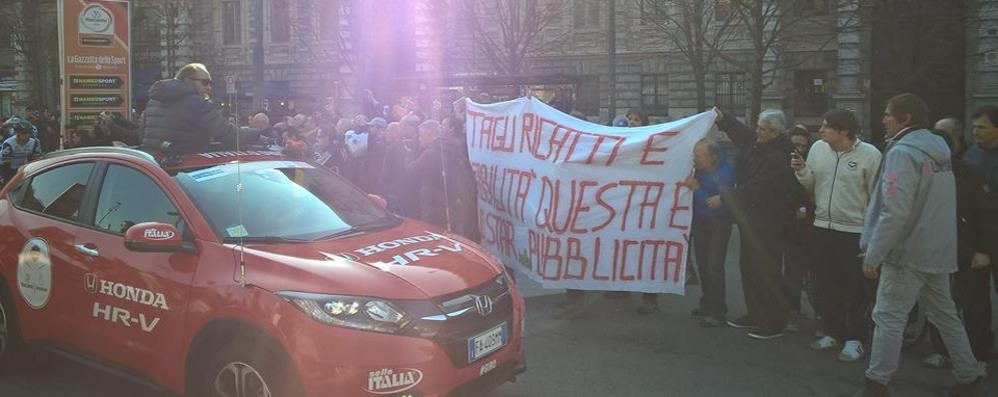 Lavoratori e rappresentanti sindacali della Star alla partenza della Milano-Sanremo