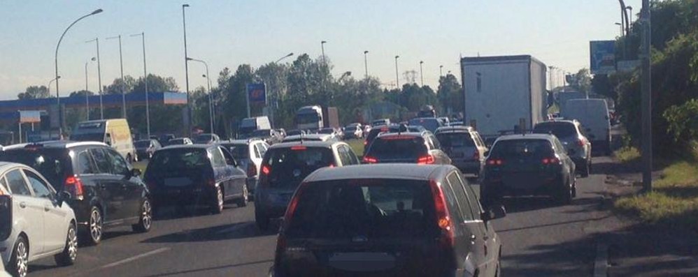 Monza, coda sul viale delle Industrie verso sud per incidente in tangenziale nord (foto Radaelli)