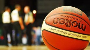 Tre ragazzi ricattati e un uomo arrestato per una maglia da basket