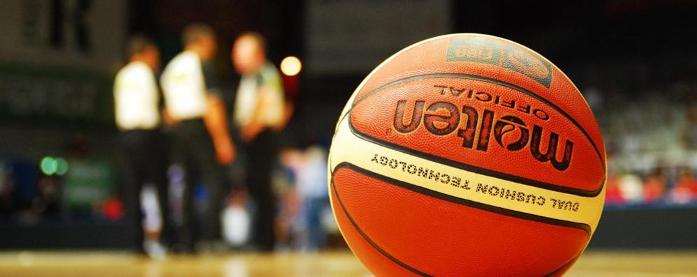 Tre ragazzi ricattati e un uomo arrestato per una maglia da basket