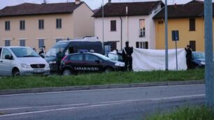 I carabinieri nel parcheggio tra Seregno e Albiate ( foto Volonterio)