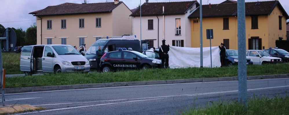 I carabinieri nel parcheggio tra Seregno e Albiate ( foto Volonterio)