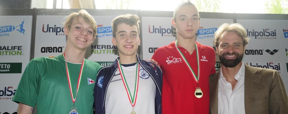 Tommaso Rosi Bellière, in maglia rossa, durrante la premiazione con Massimiliano Rosolino