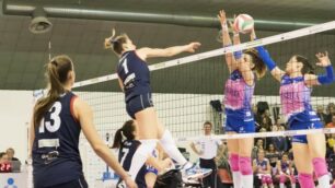 Volley, Saugella Team Monza a muro con Candi su Mastrodicasa (foto Ufficio stampa Vero Volley)