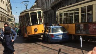 L’auto della polizia incastrata tra i tram a Milano - foto da Twitter