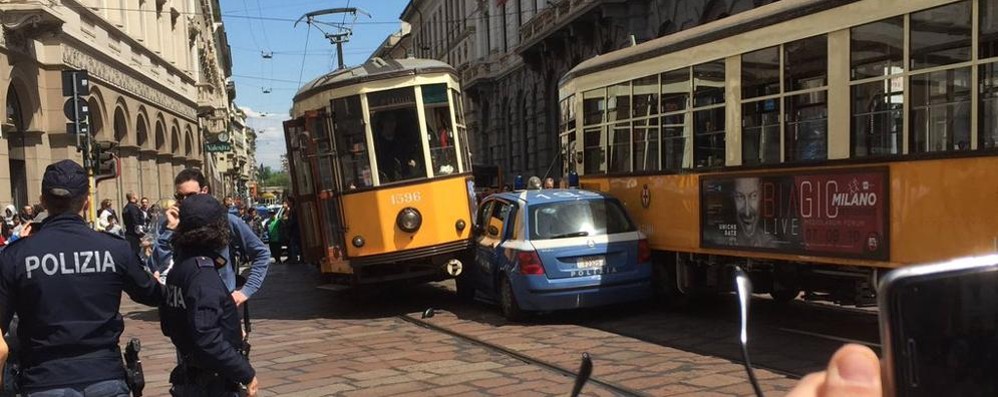 L’auto della polizia incastrata tra i tram a Milano - foto da Twitter