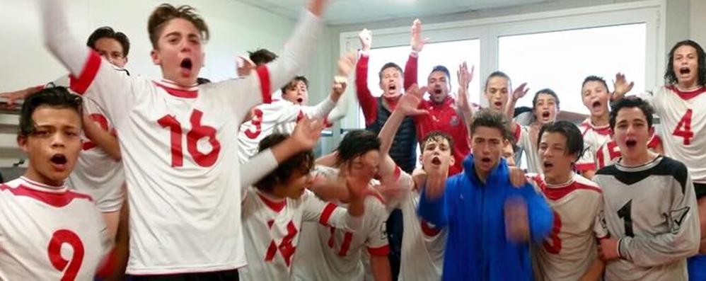 Calcio, i Giovanissimi 2002 del Seregno festeggiano la semifinale - foto da Facebook