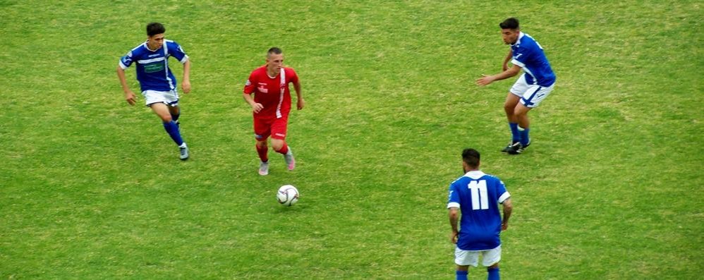 Calcio, il monzese Andrea D'Errico circondato dal centrocampo del Seregno
