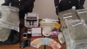 Brugherio-Monza: la droga e il materiale sequestrato grazie al carabiniere fuori servizio