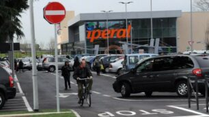 Il parcheggio del supermercato di Carate Brianza