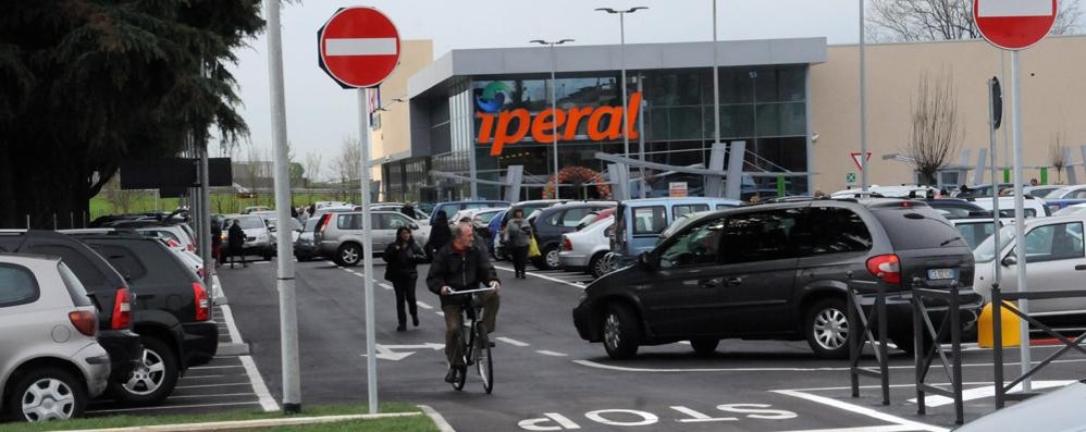 Il parcheggio del supermercato di Carate Brianza