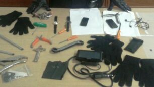 Il materiale sequestrato a Carate Brianza - foto Cristina Marzorati