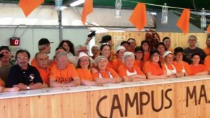 Foto di gruppo per i volontari della manifestazione