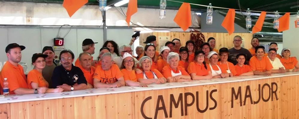 Foto di gruppo per i volontari della manifestazione