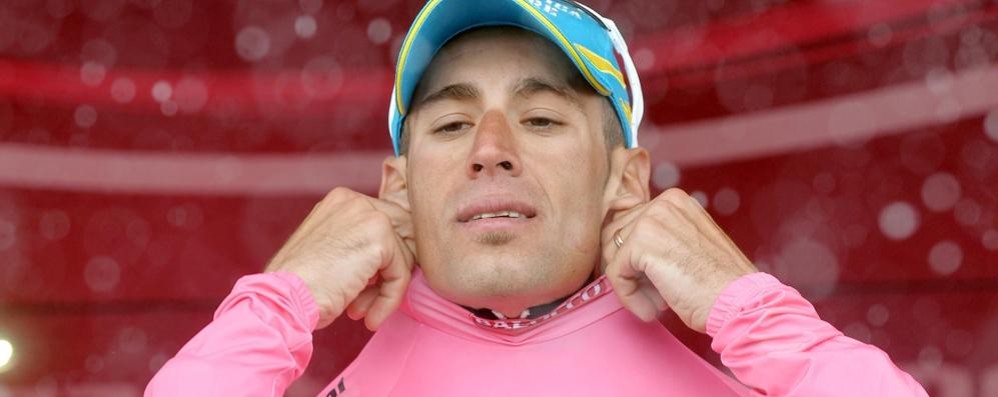 Vincenzo Nibali indossa la maglia rosa al Giro d’Italia 2016