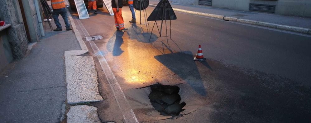 Monza, la buca che si è aperta in via manzoni