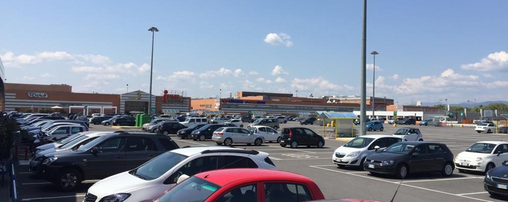 Busnago, il parcheggio del centro commerciale