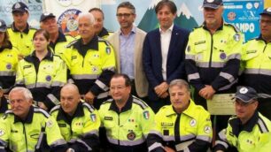 Foto di gruppo della Protezione civile con il sindaco e il vicepresidente regionale, Fabrizio Sala, a Seregno
